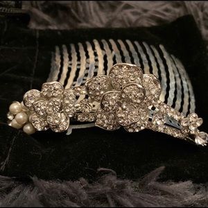 Viva pearl and crystal hair comb  👰